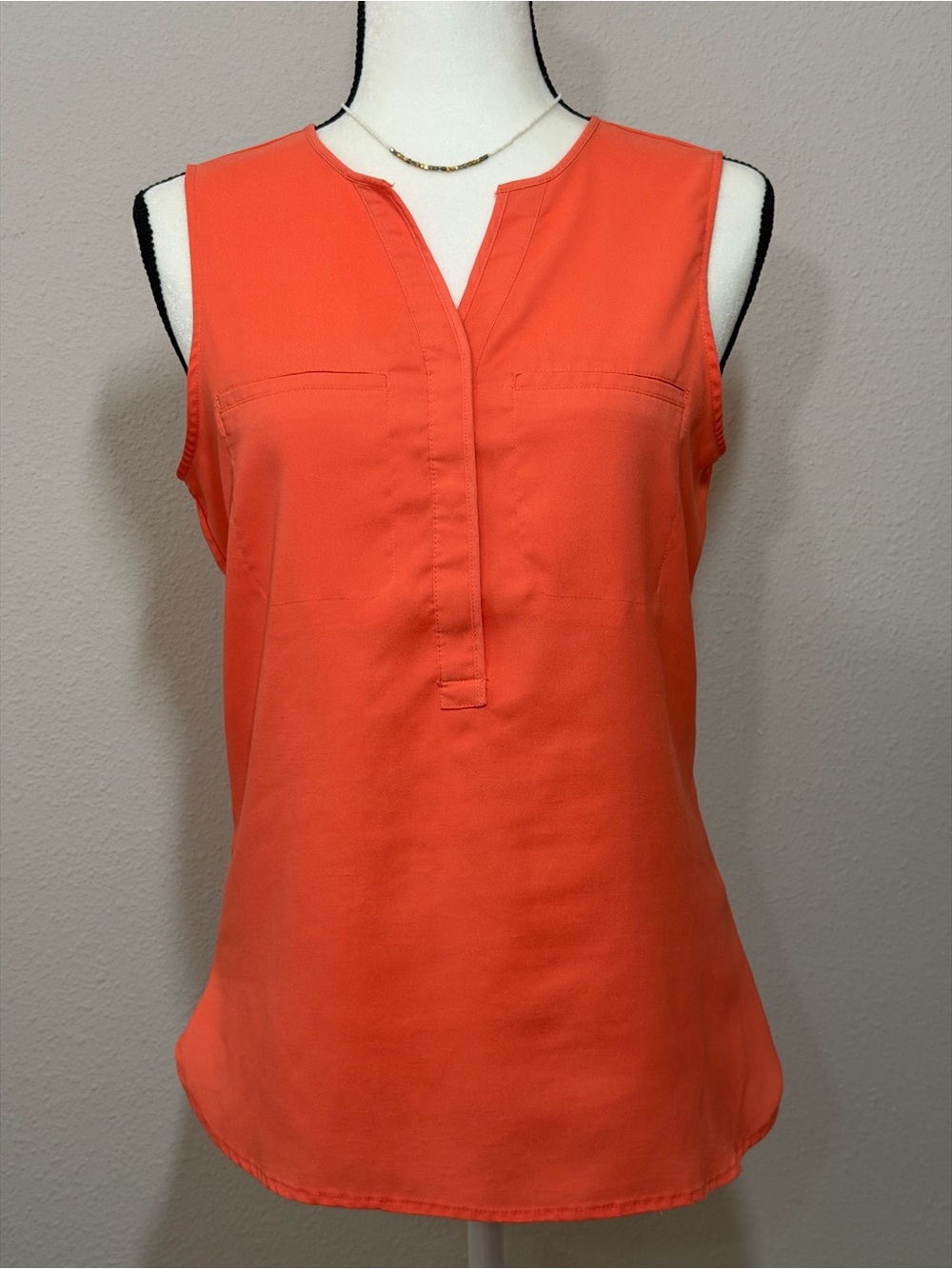 Ann Taylor Sleeveless Split V-Neck Tank in Bright Coral